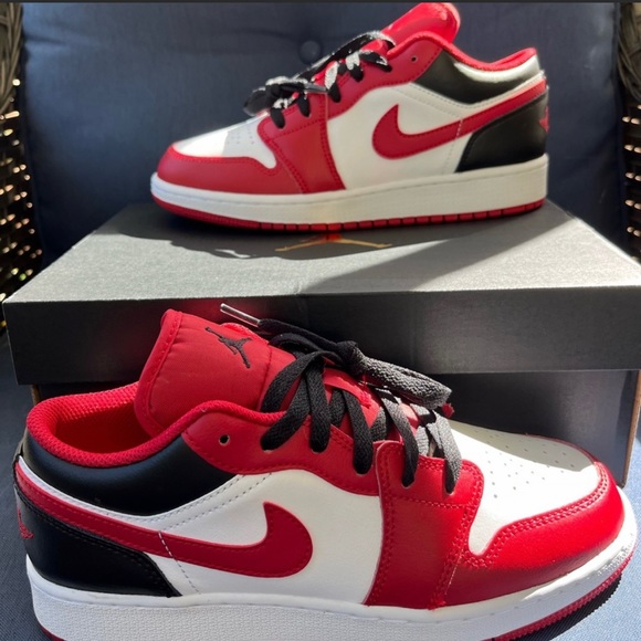 Air Jordan 1 Low, Big Kids' Shoes
White/Black/Gym Red
Size 6Y - Picture 1 of 5